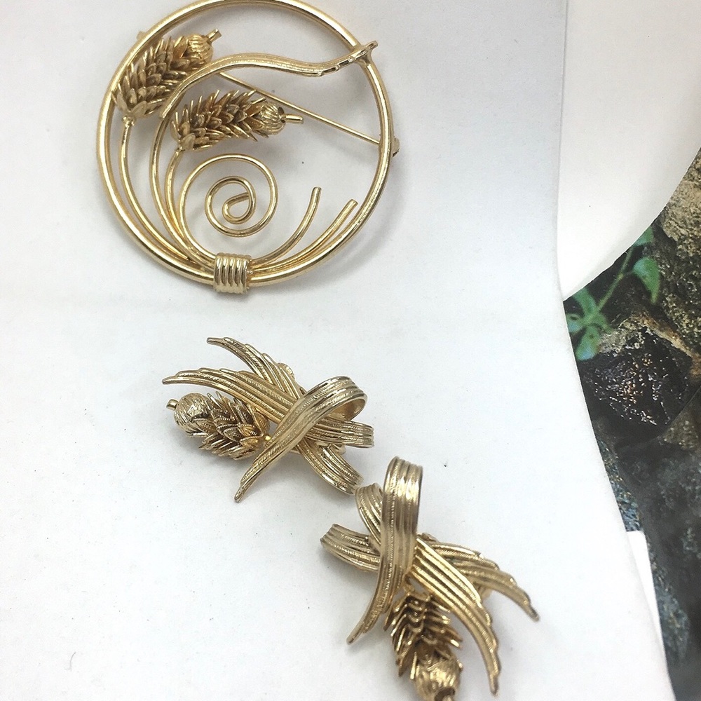 Vintage goldtone pine cone brooch earrings set.vintage  pine cone jewelry set.